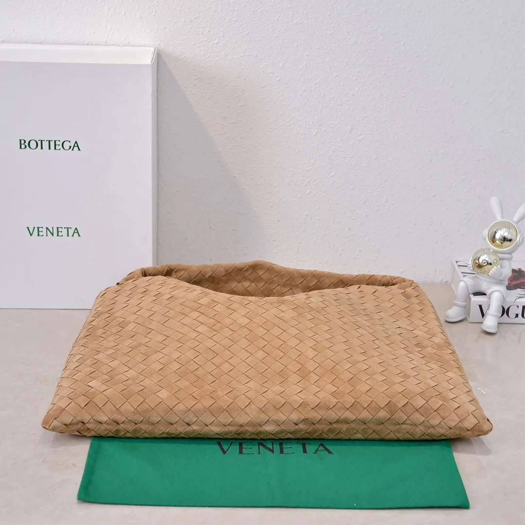 Batch 2160 #Bv Yangjin large size HOP cowhide, the bag body and handles are made of a whole piece of woven leather. The bag body is soft and lazy. Hop symbolizes the praise of innovation and eternal craftsmanship [love]. The pyramid silhouette combines practicality and fashion. Modern and casual, the bag mouth is double-sided closed design, more convenient and safe! Made of soft cowhide and full of texture, this is a must-have for fashionable ladies who like minimalism, comfort and casualness! Model: 3970 Dimensions: 54x24x13